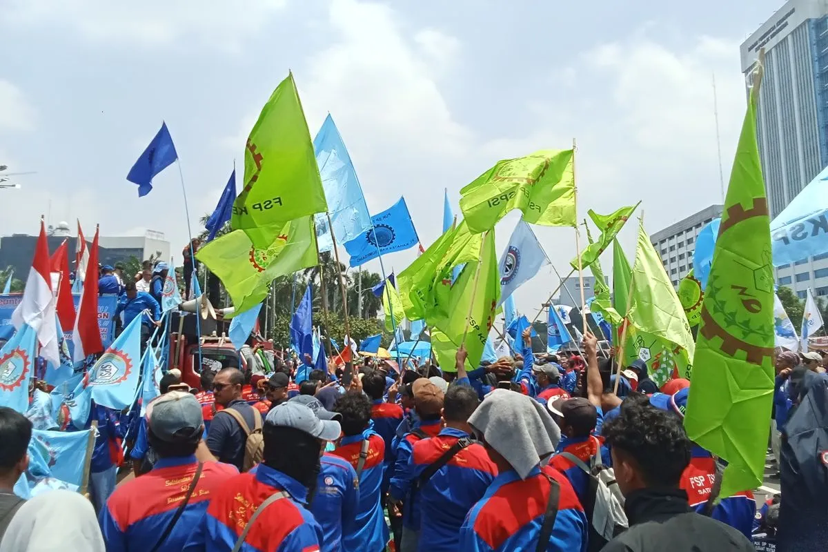 Ribuan Buruh dan Guru Turun ke Jalan di Jakarta Pusat