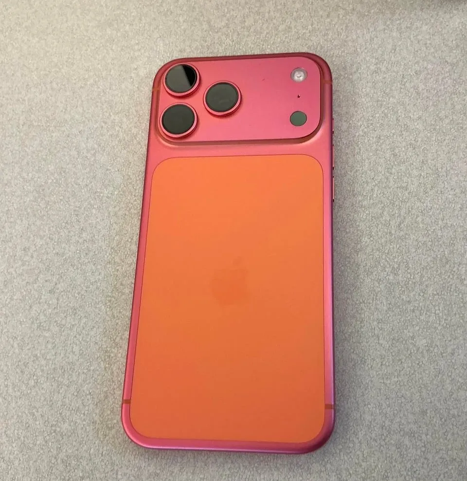 iPhone 17 Pro Cosmic Orange Berubah Pink, Apple Dituding Cacat Produksi!