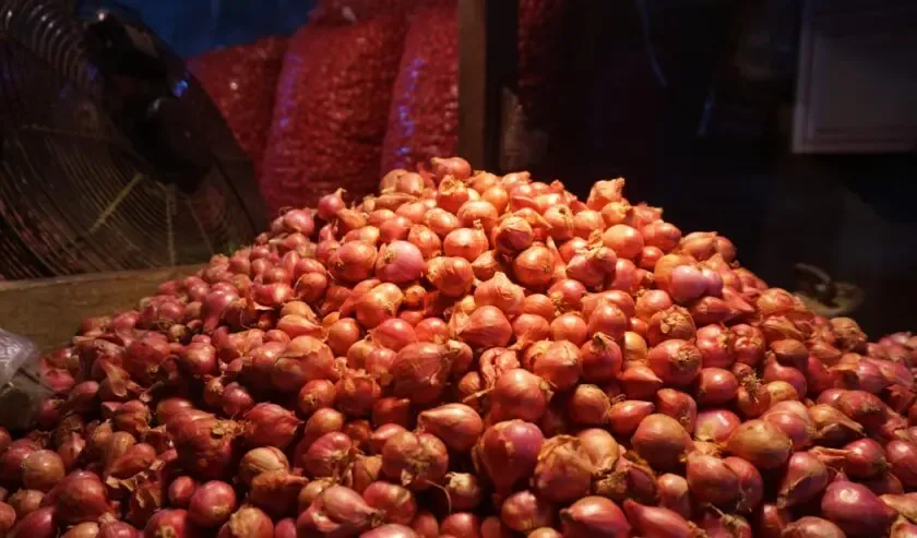 Harga Pangan Nasional Berfluktuasi: Cabai dan Bawang Merah Turun, Daging Sapi dan Ayam Ras Naik! Apa Kabar Ekonomi Indonesia?