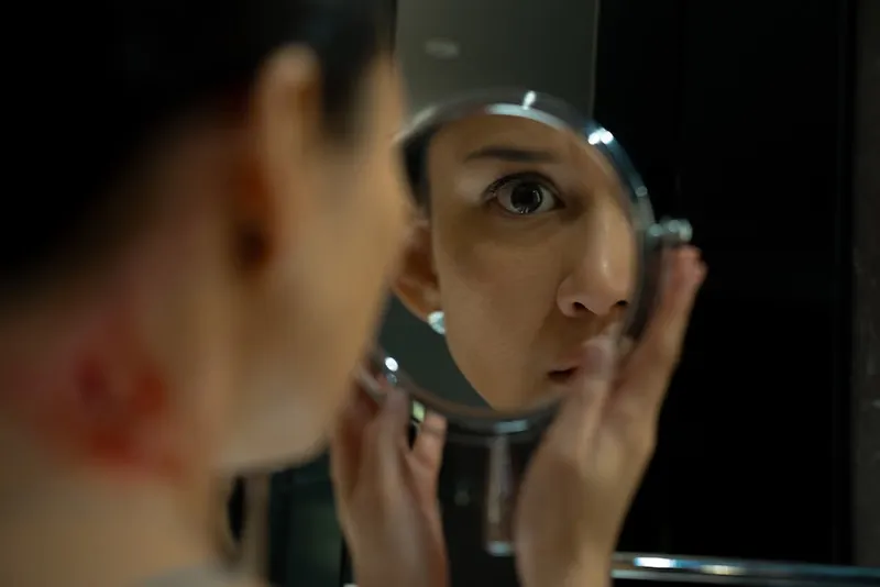 Teror Tak Dikenal Hantui Sosialita Jakarta: Film Netflix "A Normal Woman" Selami Luka Batin Perempuan di Tengah Ekspektasi Sosial!
