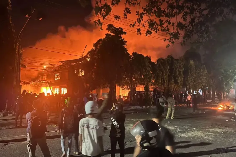 Kediri Mencekam: DPRD Kota & Kabupaten Dibakar, Kantor Pemkab, Museum, dan Samsat Dijarah Massa