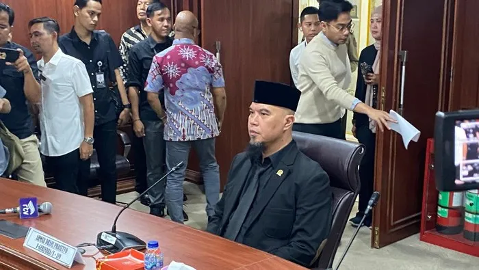DPR Dikritik: Lulusan SMA Hingga Doktor Ungkap Borok Politik!