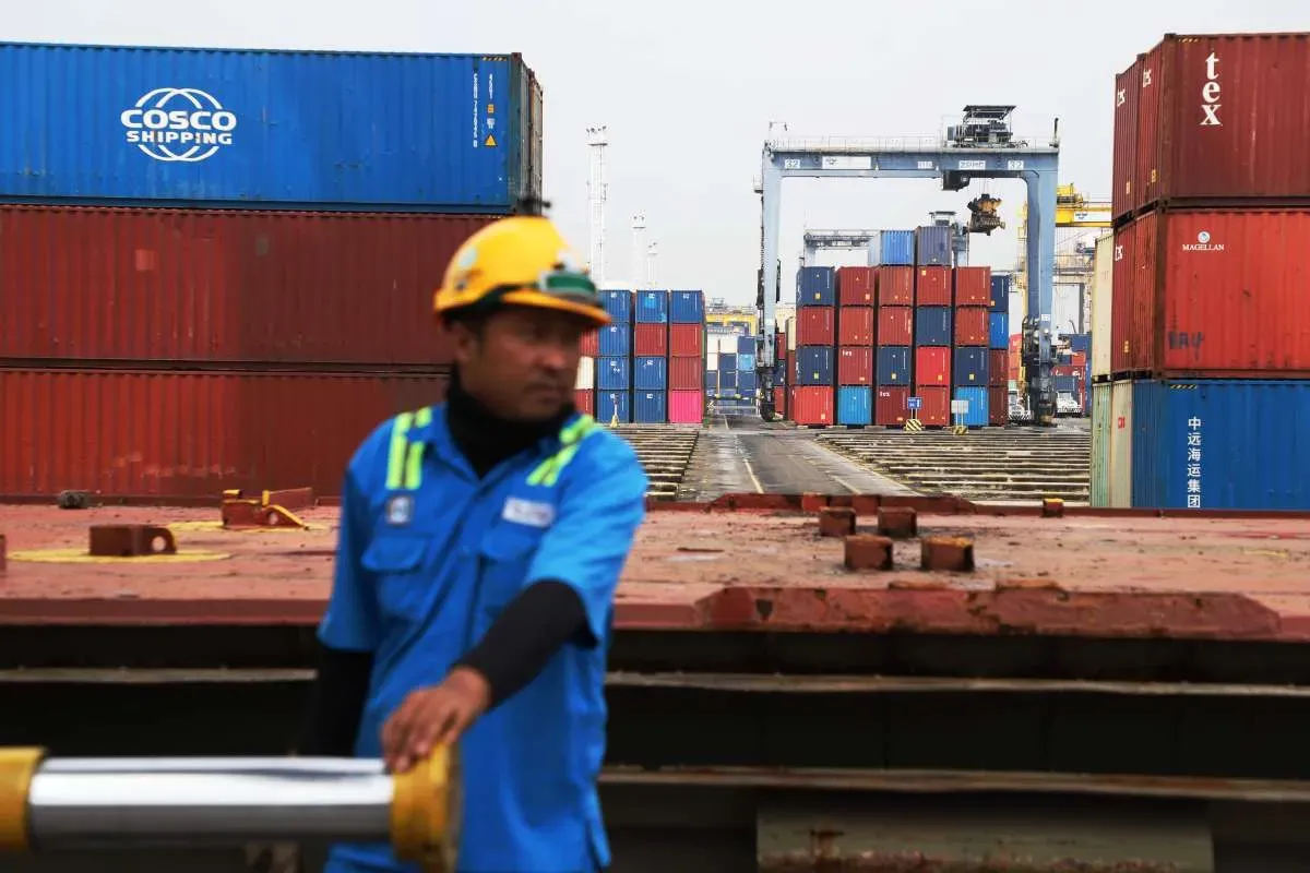 Rupiah Anjlok ke Rp16.793: Efek The Fed, Geopolitik, dan Target Ekonomi 2026