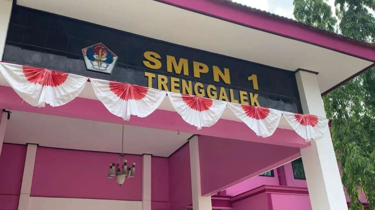 Camat Pule Ambil HP Siswi Picu Kekerasan Guru: Tersangka Ditetapkan!