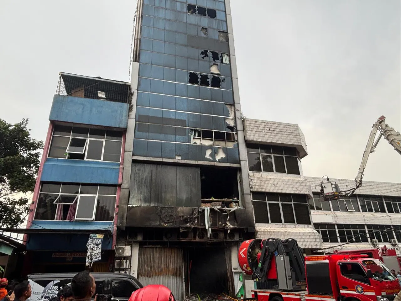 22 Tewas di Kebakaran Terra Drone, Evakuasi Sulit di Lantai 6!