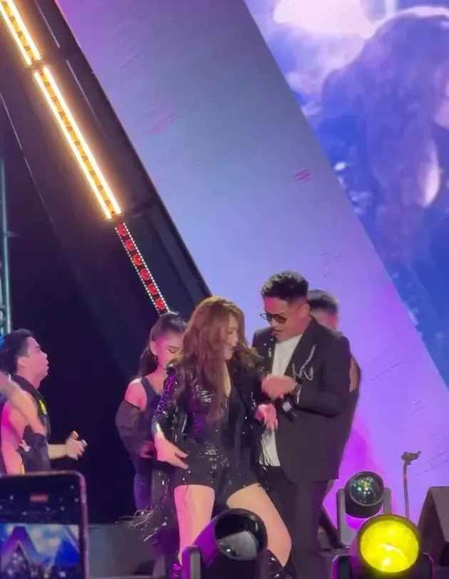 Boy William Debut Nyanyi Live, Hebohkan Konser Ayu Ting Ting!