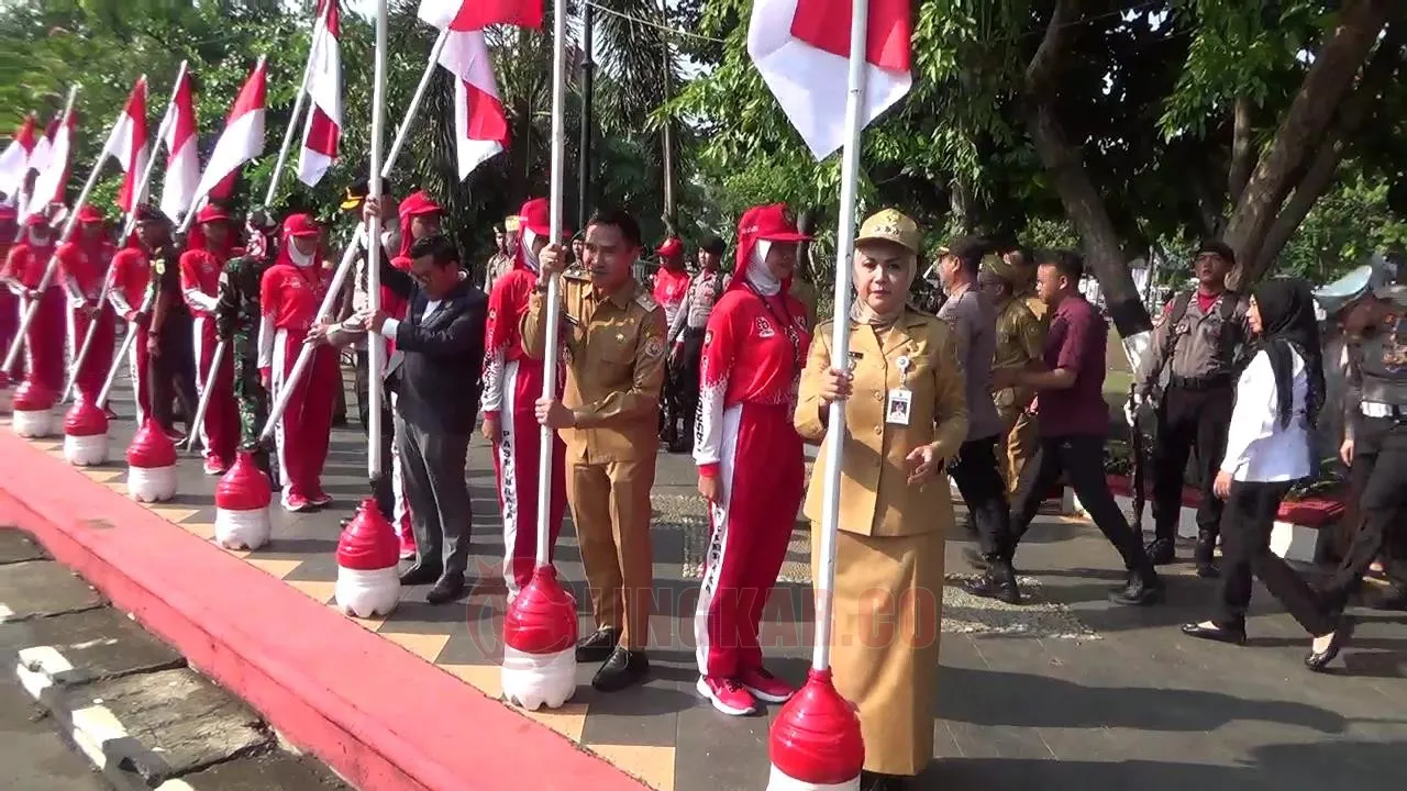 1000 Bendera Merah Putih Dibagikan di Kendal Jelang HUT ke-80 RI!